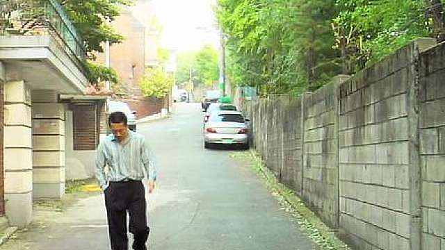 《绿头苍蝇》 在社会的阴暗角落，有一群如绿头苍蝇般的人，他们在生活的夹缝中挣扎，在暴力与绝望中徘徊