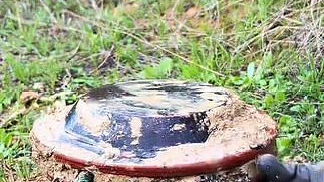 在地里干活挖到个扫地机器人