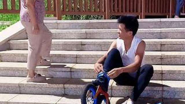 奶奶想看我摔跤 “人生只有一次，就要活着热烈又尽兴”