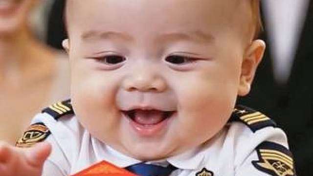 萌娃还挺保护姐姐