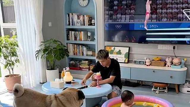 这狗子有点技术，跳水直接吓哭宝宝