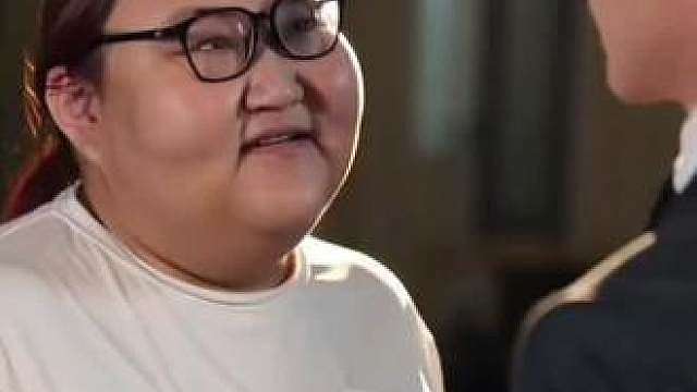 “”躲什么我有不会吃了你”