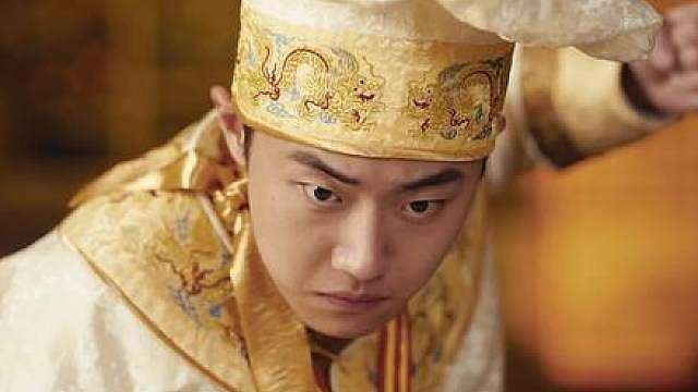 短剧 主演 近日接受专访。作为演员，刘浩群将周星驰视作心中偶像，坦言参演这部IP作品时心中很有压力，“有压力可以给它转化成动力，希望自己能够完美的展现出这个人物的特点还有故事”。《食神2026》聚焦食品安全社会议题，刘浩群饰演的陈星是一个正直善良的普通小人物，当女儿遭遇伤害，他挺身而出与恶势力抗争。剧中设置巧思桥段，陈星被迫假扮《食神》经典形象 “史蒂芬・周”，以此向周星驰致敬。刘浩群表示自己的表