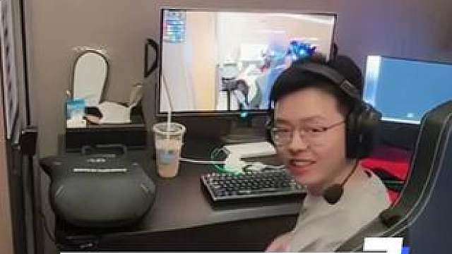 天天抱着电脑口嗨，怎么一见面还怪陌生的
