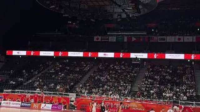 中国男篮105比59大胜巴林，取得两连胜，中国男篮锁定八强名额。王俊杰在赛后采访当中表示，防守和篮板