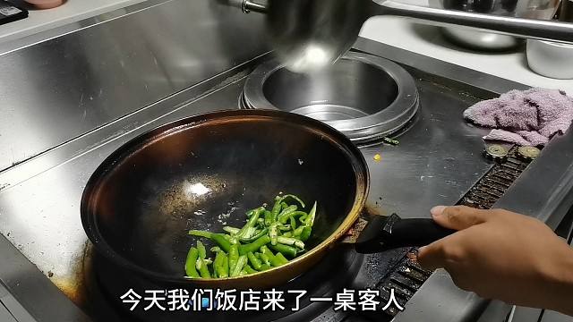 客人点菜一口没动，大厨也尝不出问题在哪，这下摊上大事了