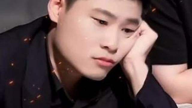 SK在台下看着曾经狼队的小胖截胡了他们，满脸无奈，思想挣扎年总让不让小胖回来