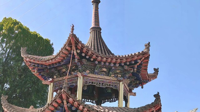 殿宇静立经年，木构砖瓦承载旧日营造的痕迹