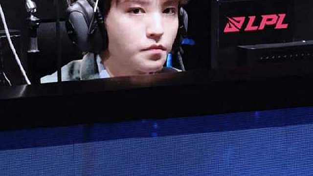 此男往那一坐就开始散发魅力中
 
260913 英雄联盟15周年盛典 ​​​