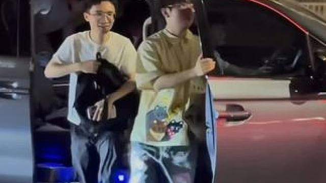 归胖鱼刀笙再次重聚，子旗在小胖夺冠后带四人去吃饭了，就等Fly小胖来了，老友重聚
