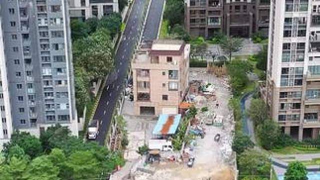 他凭一己之力让开发商少建一栋高楼，这就是广东顺德小区内最牛的房主。不得不说，有钱就是任性