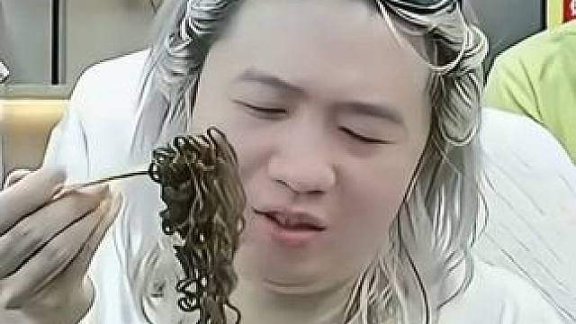 吕德华吃超辣火鸡面：好吃 不辣 香