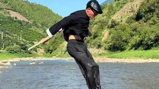 水面上来回跳棍，万里挑一都很难。