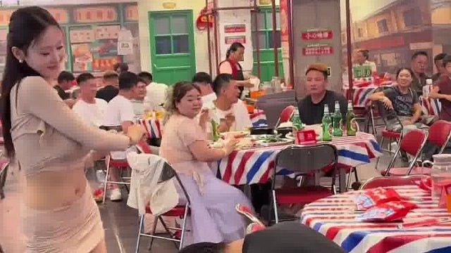 饭店吃饭，美女围绕他跳舞，自己害羞不敢看