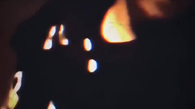 二十年后一小伙夜晚起来扇自己两巴掌