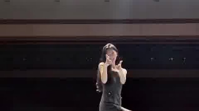 小姐姐跳蝴蝶步，一个小时收获20万次点赞，骨头比水都酥软！  -