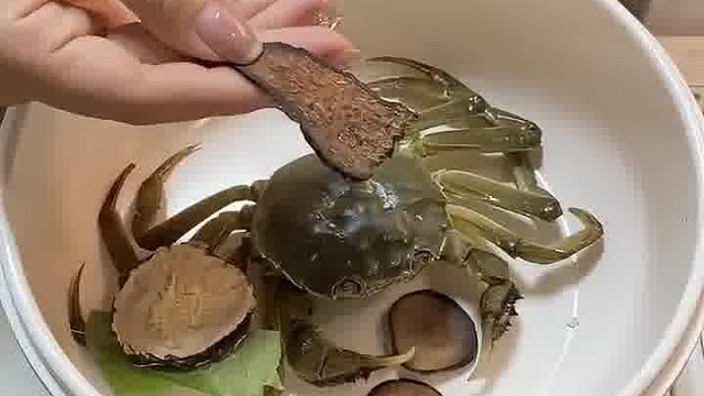 别拍了。煮熟的螃蟹已经爬起来跑了。