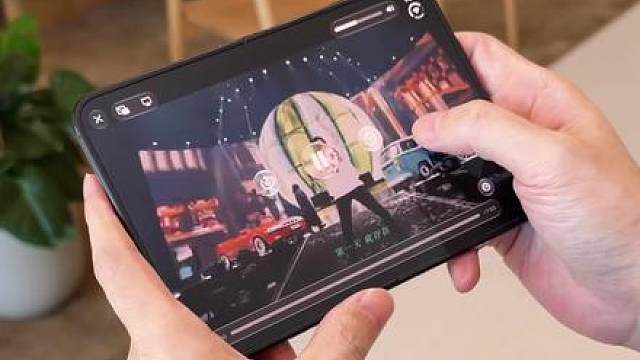 阿信官宣：五月天大电影与苹果合作！ 阿信：從25年的卜卜機與
STAYREAL慈善彩貼的大型合作
而開啟了跟硅谷Apple的互動
來到了位於庫倫提諾的參訪
.
見證了新舊任CEO交接
與萬眾矚目的折疊手機發表
還拜訪了蘋果的聲學實驗室
.
接下來的Mayday演唱會大電影
更與Apple設備有密切的合作
.
當年第一張專輯版稅
讓我有能力買下第一台電腦
至今那台iMac仍保留了五月天的創作軌跡
.