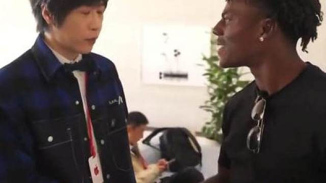 甲亢哥苹果发布会现场秀中文 五月天阿信和甲亢哥互动聊天