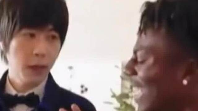 苹果发布会阿信与甲亢哥同框 苹果发布会现场，五月天阿信偶遇网红甲亢哥，双方惊喜对话，阿信还邀约对方看演唱会，画风奇特仿佛AI对话，看完你怎么看？