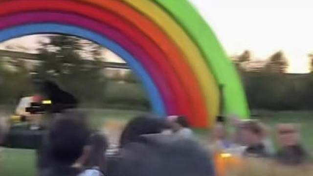 刷到苹果发布会晚宴视频，居然捕捉到一只神秘男子——五月天阿信！身穿水果图案西装太吸睛了哈哈 主唱大人怎么混进科技圈的