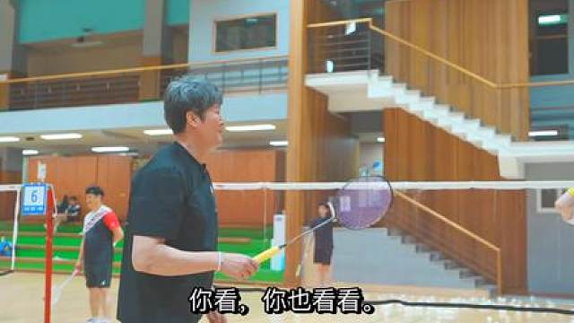 挥拍时手臂为什么总抢先？问题可能出在启动顺序 很多人后场挥拍时，一看到球就下意识先动手臂，结果身体还没转起来，挥拍节奏已经乱了。 
准备姿势建立好以后，先让躯干启动，手臂随着身体转动自然展开，再让球拍顺势出去。真正需要改的，往往不是挥得够不够快，而是启动顺序。