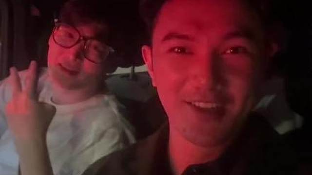 没想到我一个农村出生郊区出身的臭小子有一天也可以坐上芜湖神奔驰大g的副驾驶！居然可以和英雄联盟的头部主播坐在一张座子上吃饭还让他给我夹菜！兄弟们加油啊 一定要看到更大的世界！