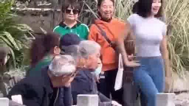 大爷不语，只是一味的坐着  -