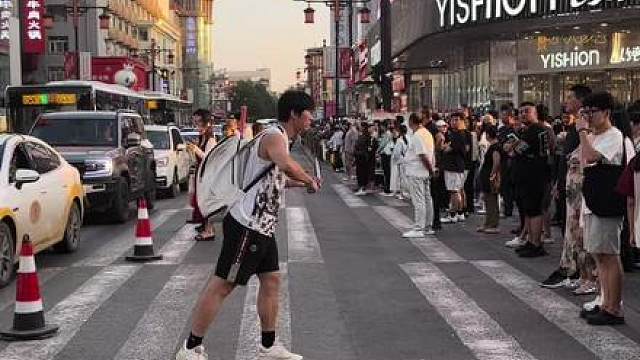 面对千军万马，也能不动声色，这就是神