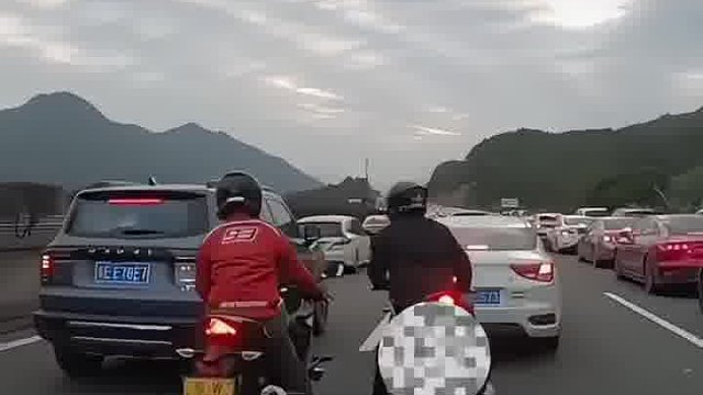 一摩托车骑手在高速路上，恶意毁坏他人汽车后视镜！