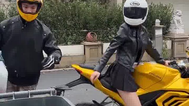 带着头盔，脑子也没有剩下  -