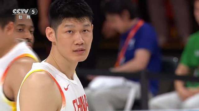 开场沙特两罚全丢，这罚篮也是醉了，目前场上比分2比2平 ​​​