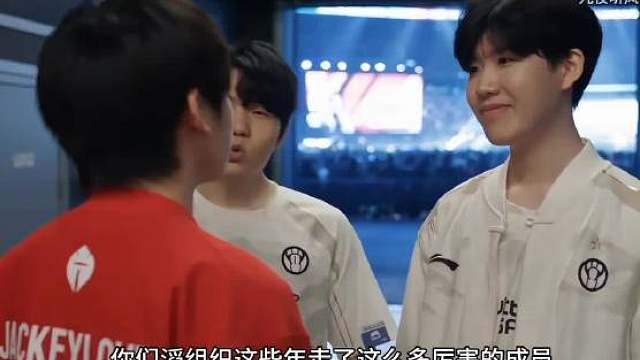 LPL冒泡赛首发名单来咯！小iG这边没有任何变动，依旧是TheShy、Wei、Rookie、JiaQ