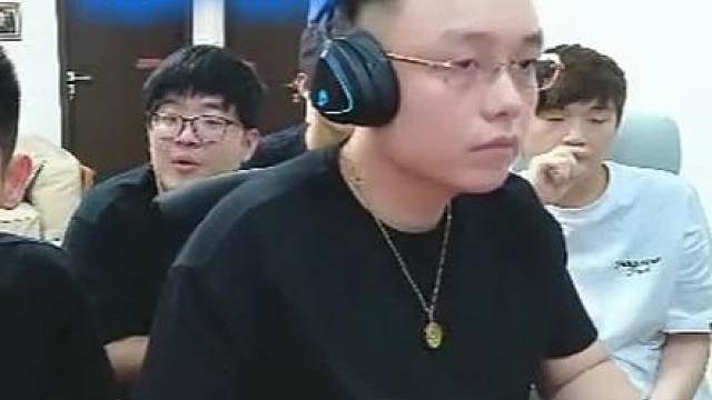 旭旭宝宝狙王争霸赛，广君守擂最后一个头气氛紧张到不敢说话