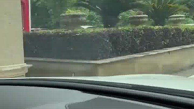 每次进出停车场，都好想让它小点声，听着真的很尴尬！