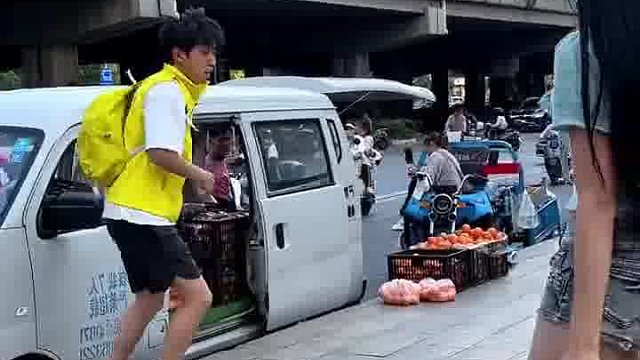 警察：我经历了什么  外卖小哥：我只是耍个帅而已  -