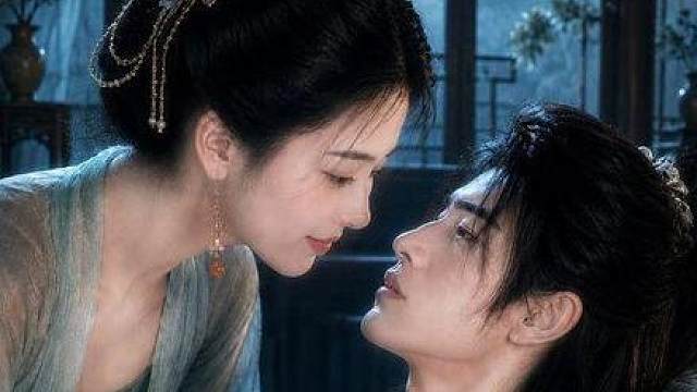 顶尖农学博士意外穿越，成侯府最不受宠的憋屈嫡长女 农学博士沈穗禾意外穿越成大雍王朝侯府不受宠的嫡长女，被偏心父母和恶毒妹妹逼着替嫁给被夺爵流放的残废战神谢凛。她凭借现代农学知识和灵泉空间，在寸草不生的盐碱滩上种出绝迹三十年的解毒圣药银叶蓝蓟救活身中剧毒的谢凛，又勘测地下暗河凿井取水破解断水危机，带领流放囚犯和老军户们开荒种粮、打猎囤肉，在边关苦寒之地建起一片自给自足的世外桃源。