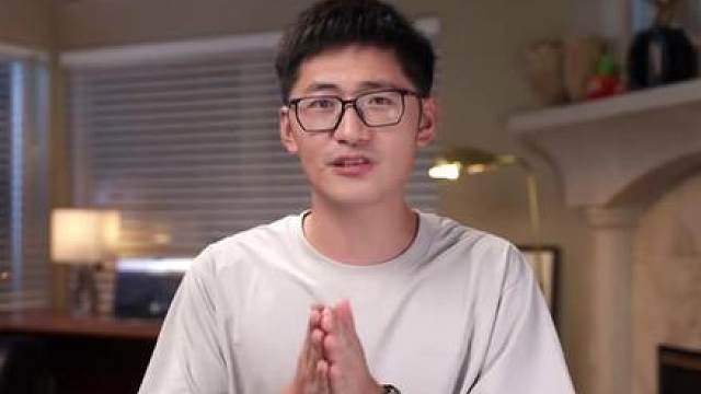 影视飓风反掰苹果折叠屏引争议 影视飓风上手苹果折叠屏 iPhone Duo，反向轻掰测试出现闪屏。李楠发文质疑测试场景，数码圈吵成一团！到底是合理评测，还是博眼球？