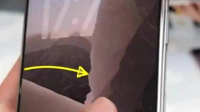 苹果折叠屏IPhone Dou可靠性翻车。影视飓风Tim在苹果总部掰一下就闪屏！ Dou