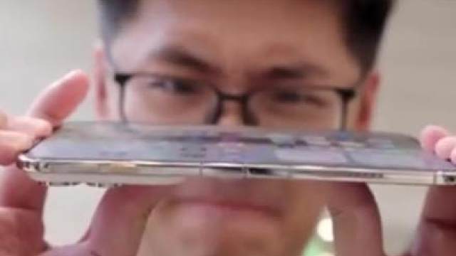 影视飓风Tim称轻反掰iPhone Duo致外屏闪屏 ，绝没用力；苹果客服：定性人为损坏，不保修（影视飓风、曹操玩机、T-bag玩数码）