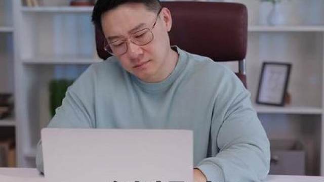 苹果首款折叠屏！新帅首秀就是大考 9月10日凌晨，苹果首款折叠屏iPhone登场，新CEO特努斯首次站台。悬念不在屏幕，在定价！内容均为公开信息分享，不构成任何投资建议！