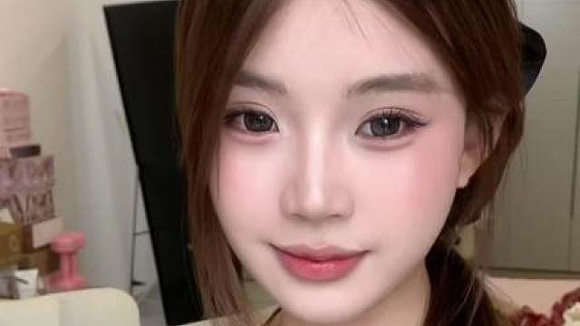 秋季可可温柔妆氛围感直接拿捏低饱和暖调可可感，适配秋天的淡妆不挑皮，日常出门、约会都很合适新手友好，简简单单画出柔和氛围感