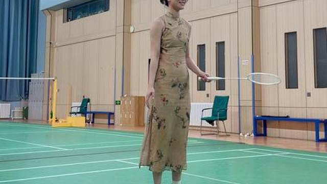 和相亲对象第一次去羽毛球馆 她说她不太会打