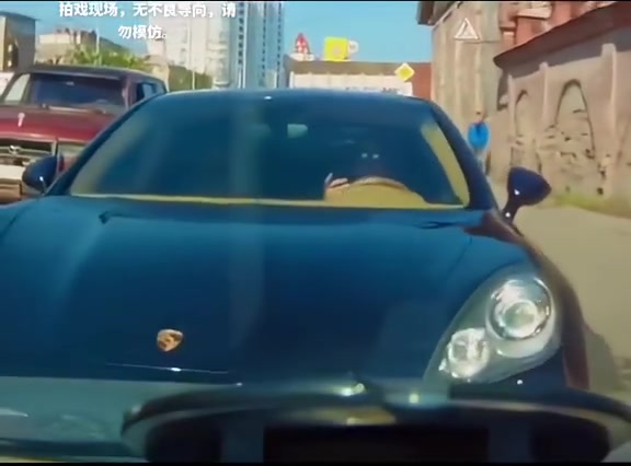 “当碰见逆行的车，正确的做法”