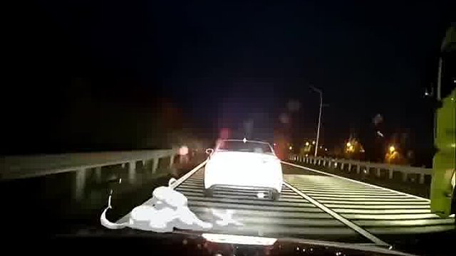 快车道龟速行驶，按喇叭提醒还踩刹车。网友：这种人还少吗