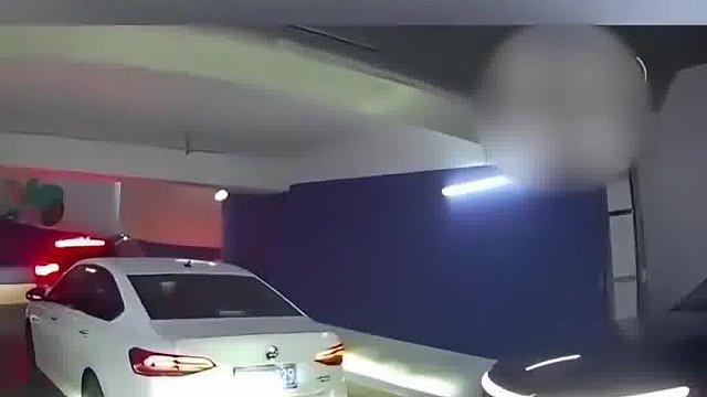 停车场内左右车辆交替出场，女子插完队还朝着车主嘚瑟！