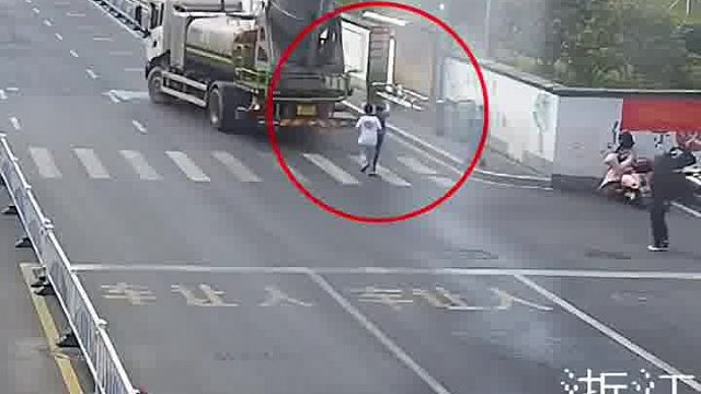 小孩马路上嬉戏，结果…