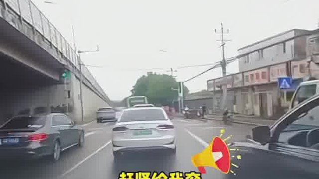 外卖小哥一脸懵逼
