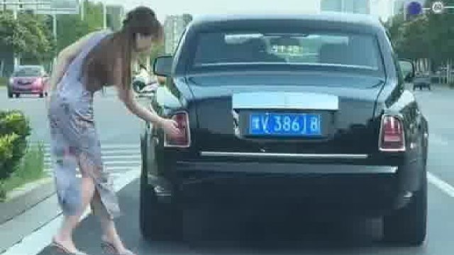 果然，美女撒起娇来，转向灯都听话！  -