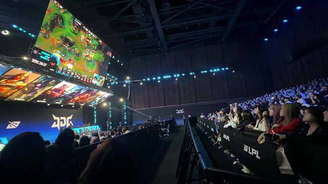 Meiko第九次晋级世界赛，iG第六次晋级世界赛。

带大家看iG晋级时刻的现场视角，观众们纷纷举起
